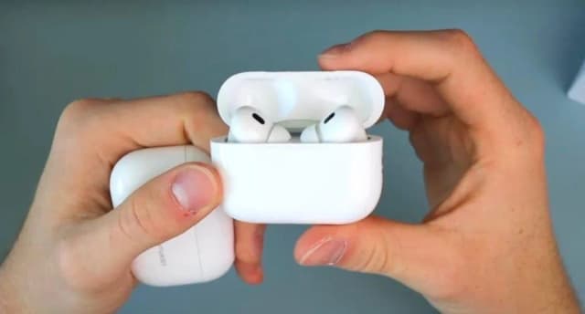 Jak odróżnić AirPods 1 od 2? Kluczowe różnice, które musisz znać Jak odróżnić AirPods 1 od 2? Kluczowe różnice, które musisz znać